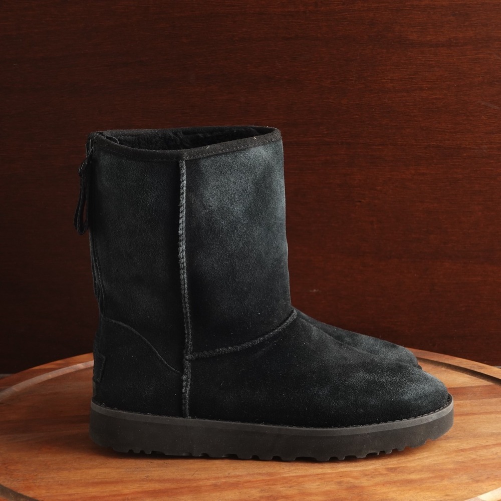 UGG Boots Womens SZ 7 BLK Classic Short Logo Zip Suede Comfy Winter Outdoor Flat